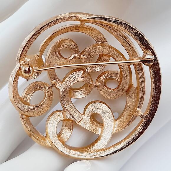 Vintage Crown Trifari Gold Plated Swirl Brooch Pin - Picture 6 of 11